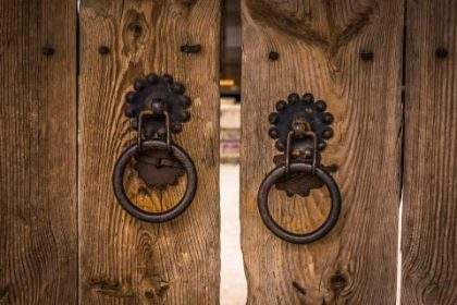 knocker-2163643_1920